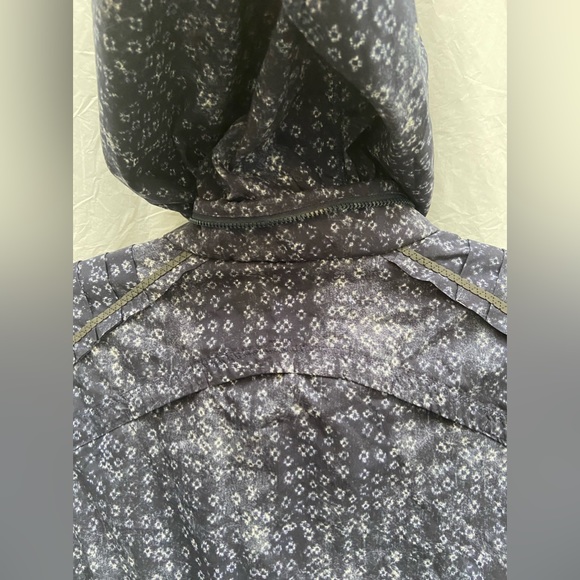 Lululemon size 6 zip up hooded jacket blue/white in excellent condition - Picture 7 of 14